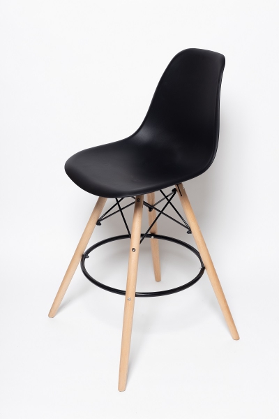 Барный стул на деревянных ножках SC 403 Eames черный