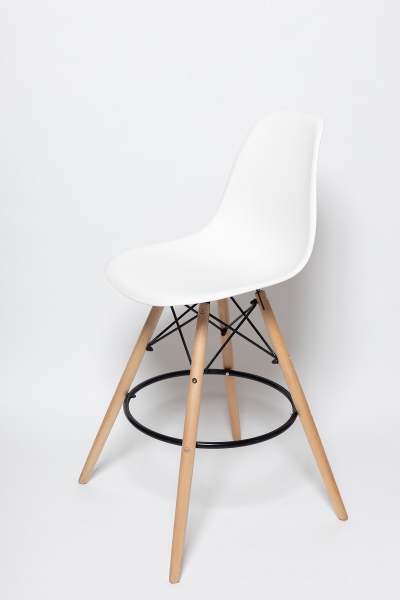 Барный стул на деревянных ножках SC 403 Eames белый 